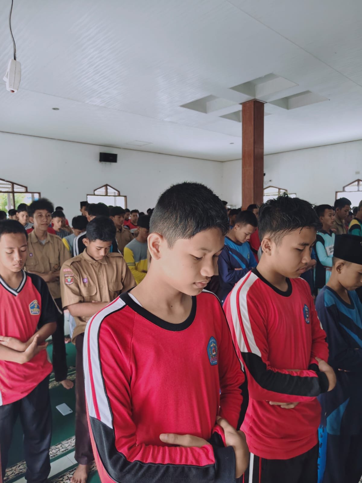 Memperkokoh Karakter Lewat Sajadah: Rutinitas Dzuhur Berjamaah dan Pesan Syukur di MAN 1 Lampung Selatan
