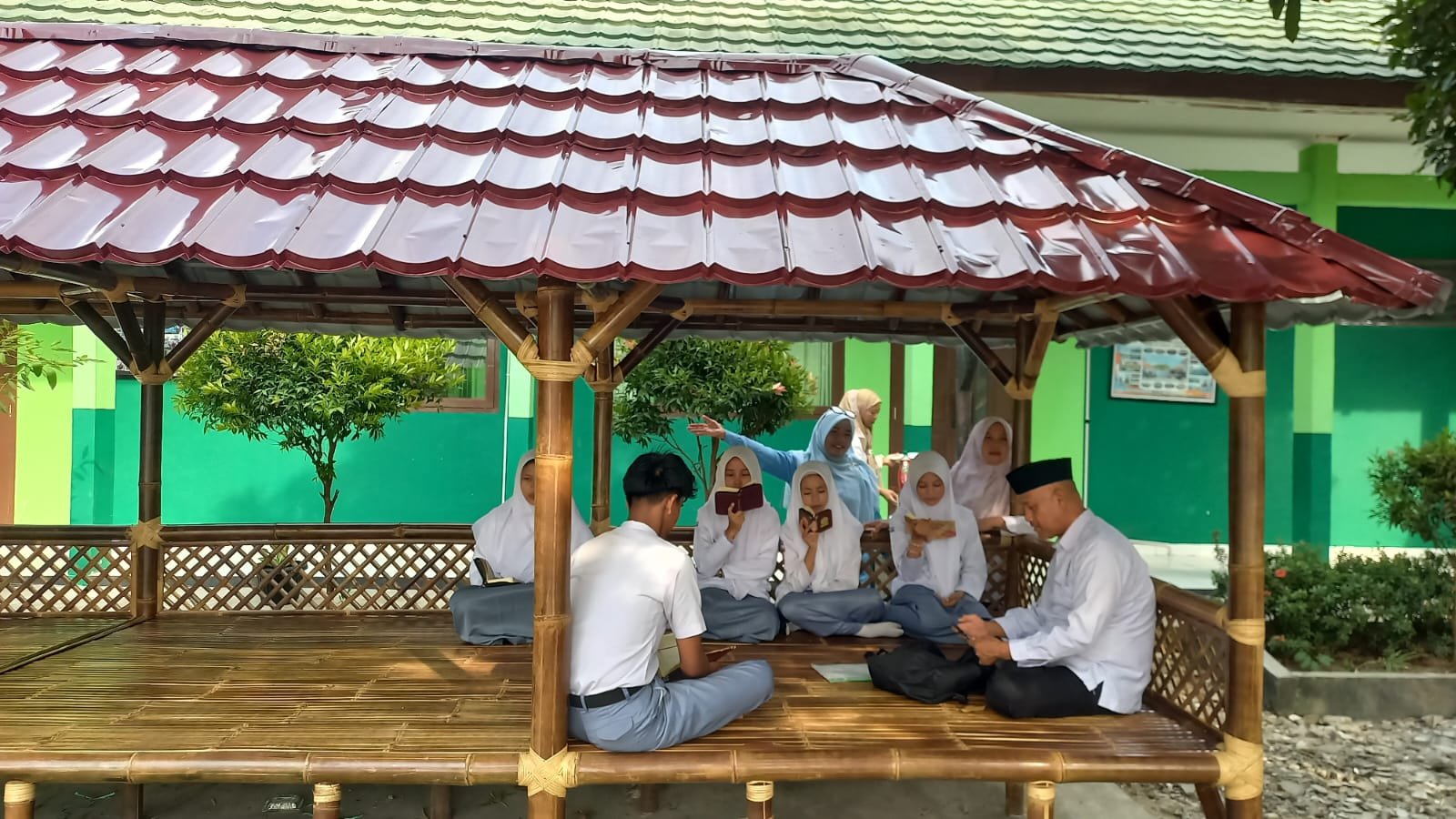 Tahfidz Menyatu dengan Alam, MAN 1 Lampung Selatan Hadirkan Pembelajaran Al-Qur'an yang Inspiratif di Ruang Terbuka