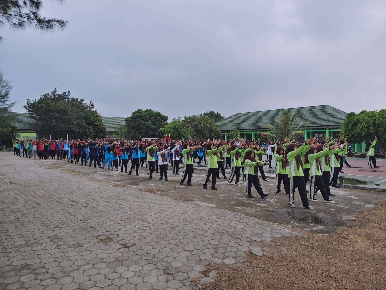 Gerak Bugar Ceria: Siswa dan Guru MAN 1 Lampung Selatan Padukan Senam Tabola Bale, Maumere, dan Pramuka